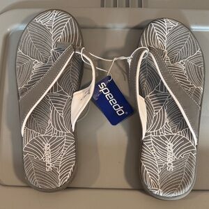 Speedo Sandals - NWT women’s size 8